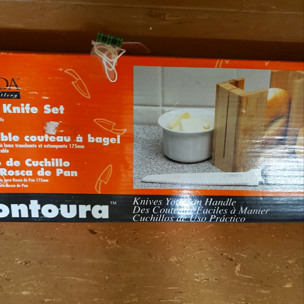 NWOT Bagel holder (wooden) & knife set.